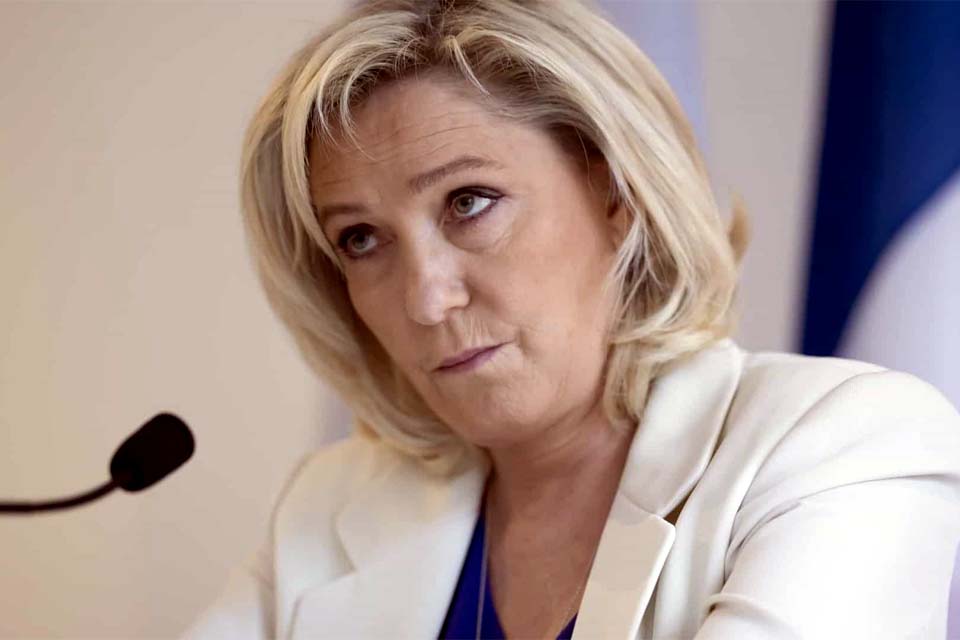 Marine Le Pen deixa direção do partido para candidatura às presidenciais