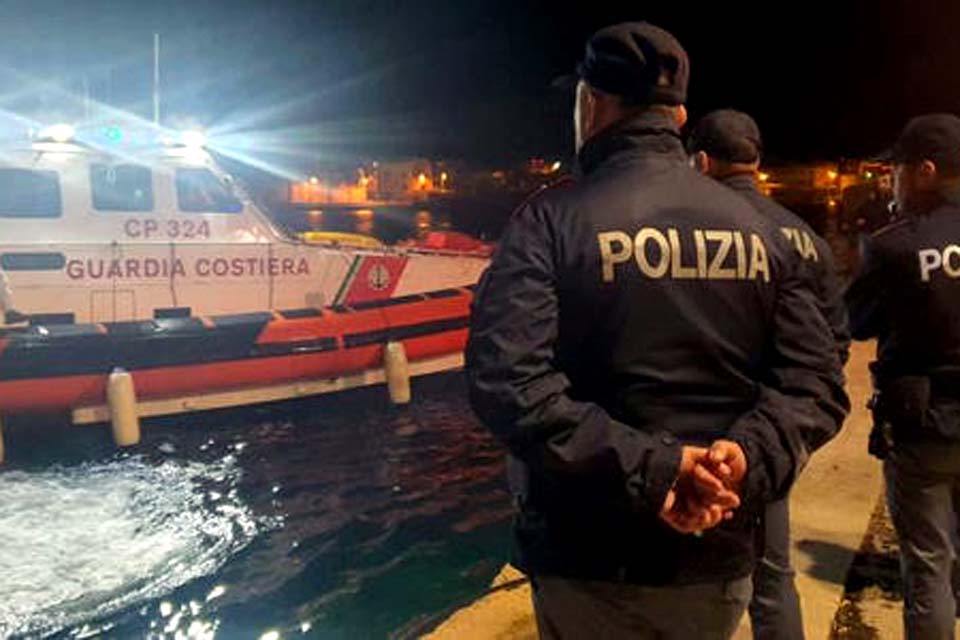 Itália encontra 8 corpos em barco de migrantes no Mediterrâneo