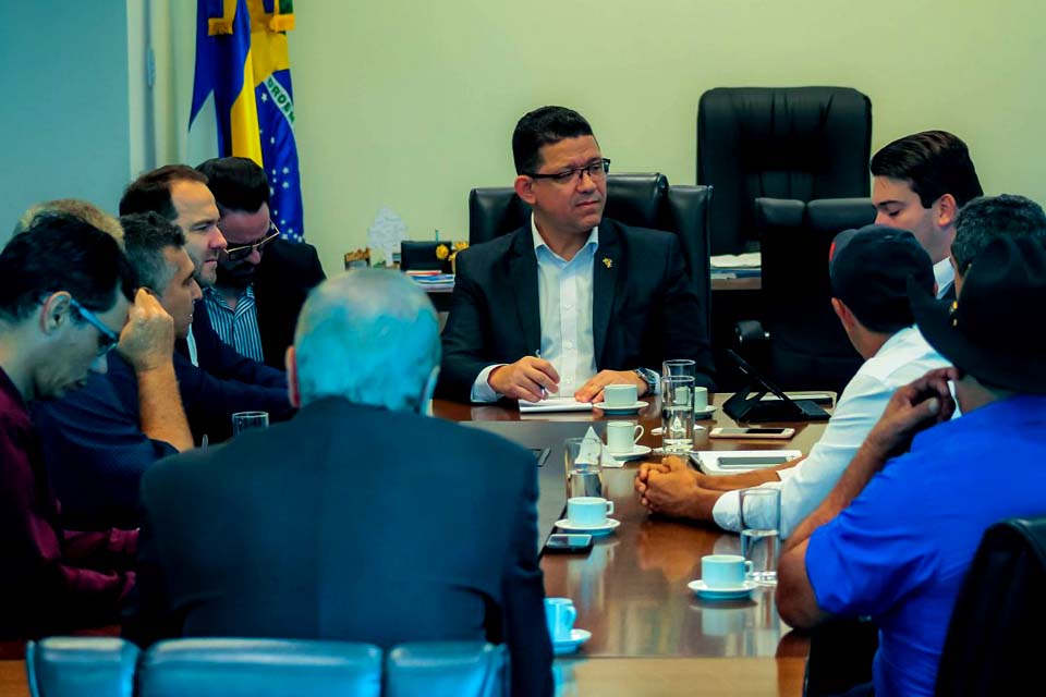 Governador Marcos Rocha recebe demandas do município e anuncia encascalhamento da RO-457