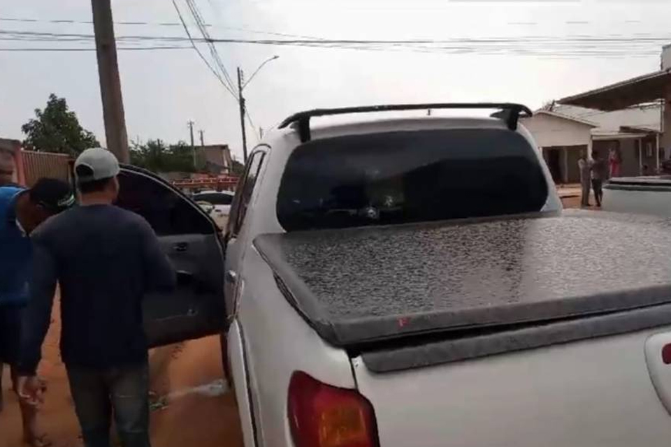 Caminhonete é metralhada e abandonada no bairro Cristo Rei