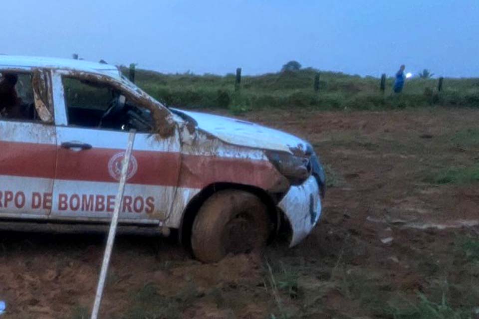 Caminhonete do Corpo de Bombeiros capota aps aquaplanagem na BR-425