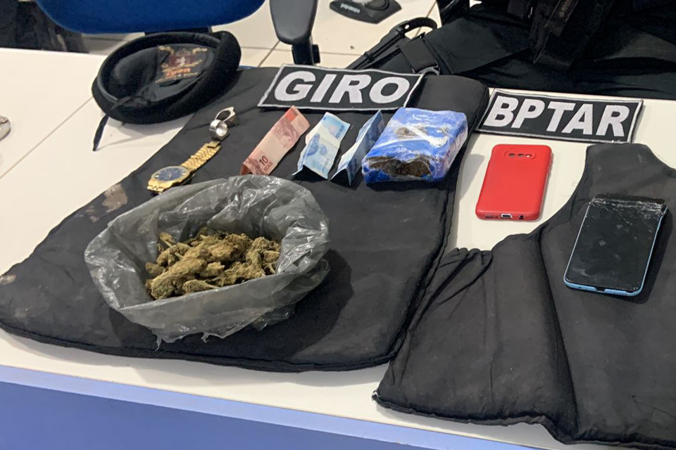 Trio é flagrado fazendo delivery de drogas em condomínio de luxo 