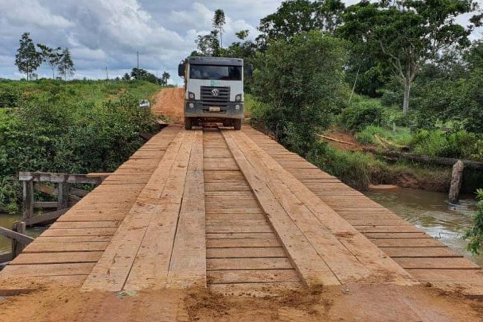 Equipes do DER recuperam ponte de madeira sobre o rio Cujubim, na Rodovia 205