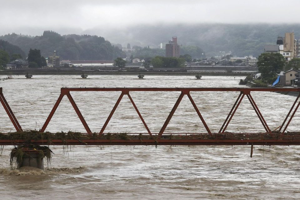 Inundações transformam ruas em rios no Japão e matam 44