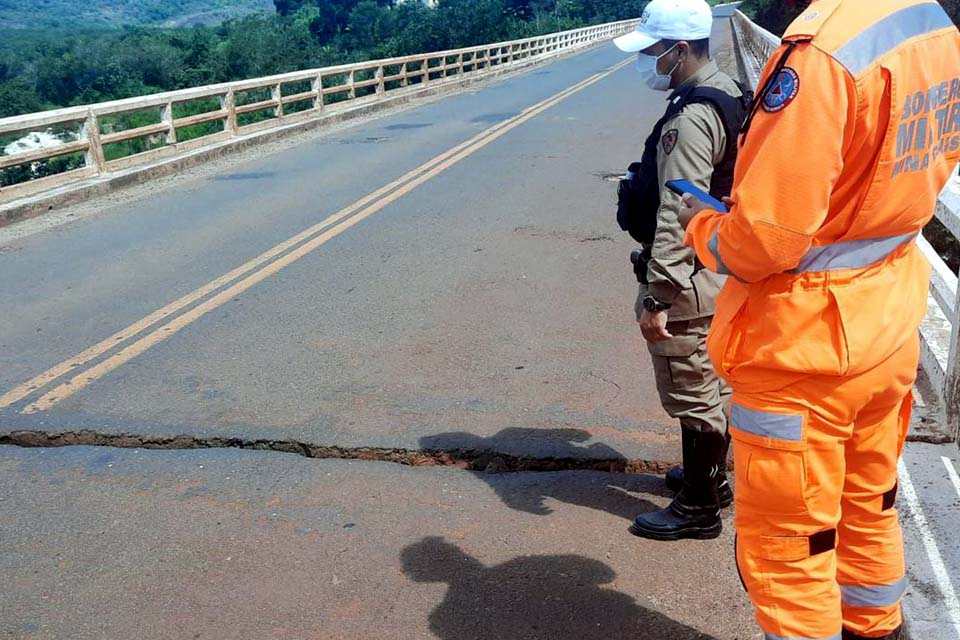 Rachadura interdita parcialmente ponte sobre o Rio Jequitinhonha