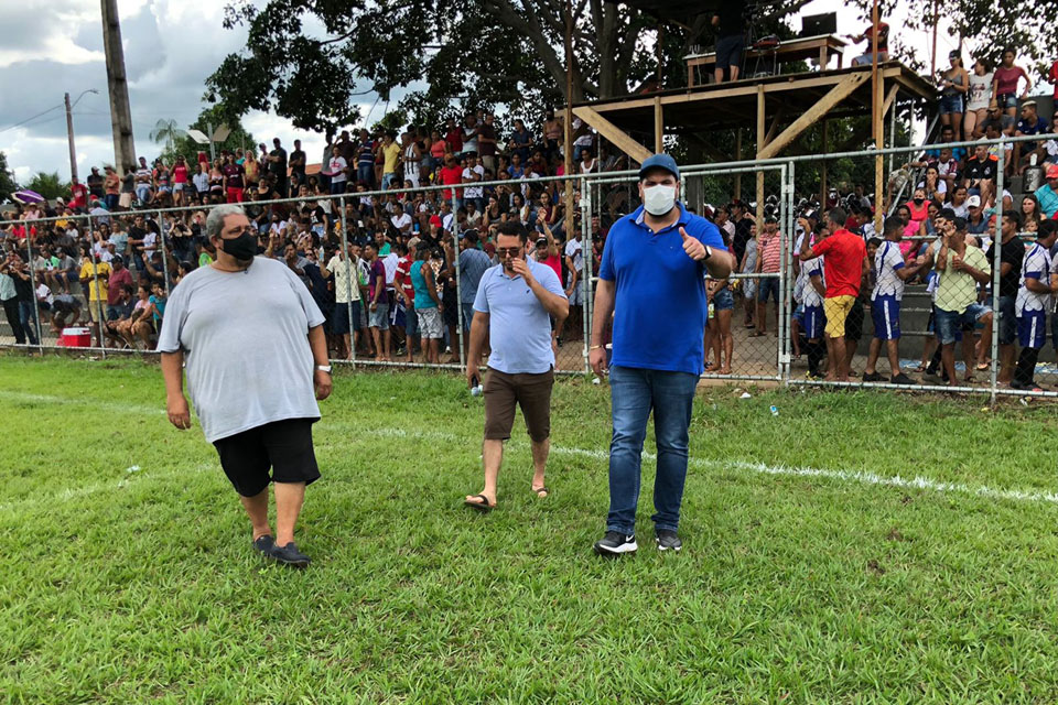 Jean Oliveira assume buscar recursos para cobertura da arquibancada do estádio municipal de Nova Brasilândia do Oeste