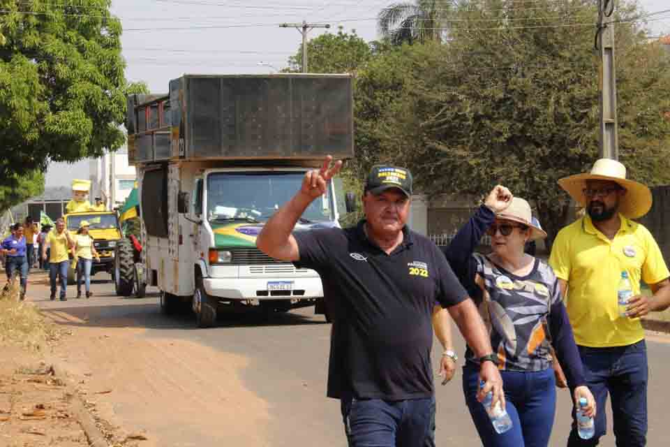 Padovani da Agricultura participa de caminhada em Cerejeiras e recebe reconhecimento da população