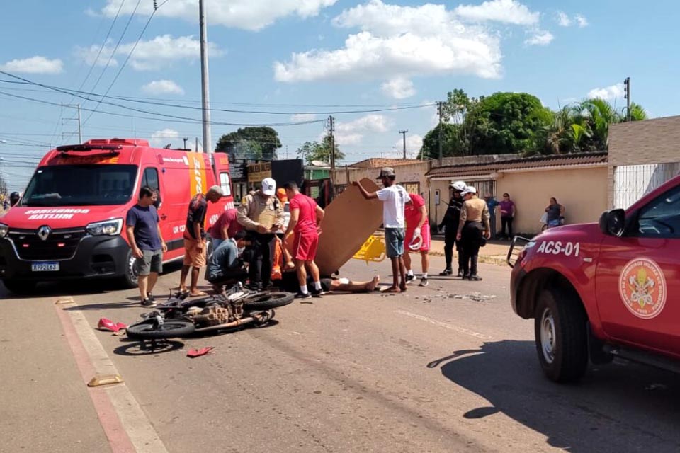 Motociclista fica gravemente ferido após colidir na traseira de carro 