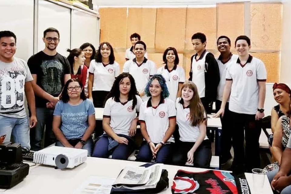 Deputado Anderson entrega Voto de Louvor a integrantes do projeto Com-Vida da Escola Murilo Braga