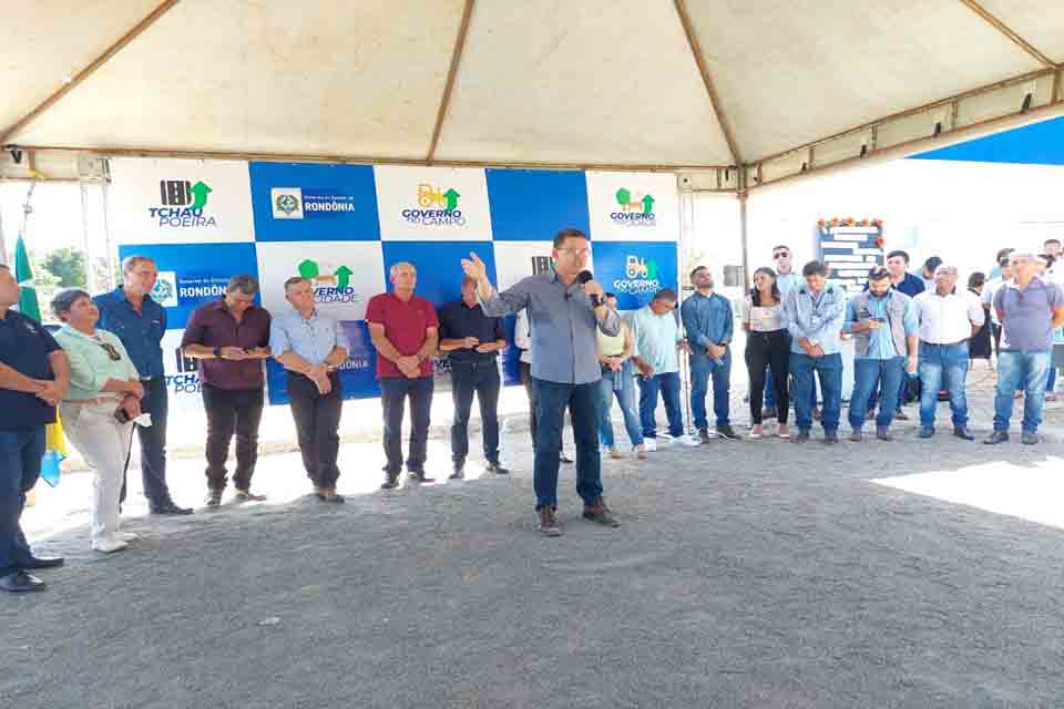 Em Alto Paraíso governador Marcos Rocha entrega benefícios e garante conclusão da ponte do Jamari para início do ano que vêm