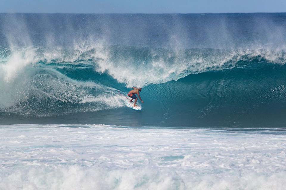 Surfe: ondulação irregular faz WSL adiar competições para domingo