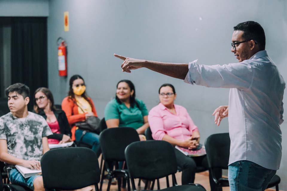 Alunos participam do curso de redação jornalística na Praça CEU em Porto Velho