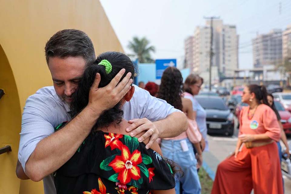 Em reunião com mães de crianças autistas, Léo explica projetos para atender demandas das pessoas com TEA