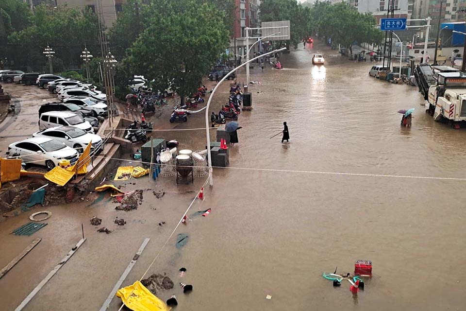 Chuva em Pequim após tufão transforma ruas em rios e deixa 2 mortos