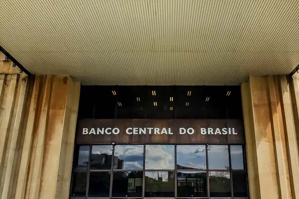 Com alta do dólar e dos gastos públicos, BC avalia subir juros