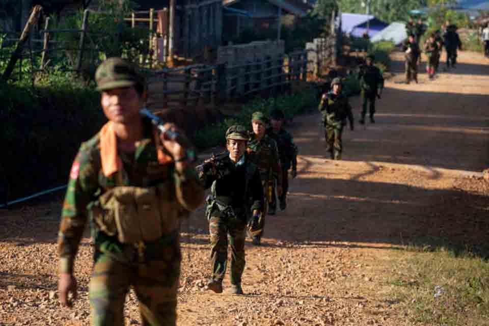 Manifestantes de Mianmar desafiam junta militar com greve e aplausos um ano após o golpe