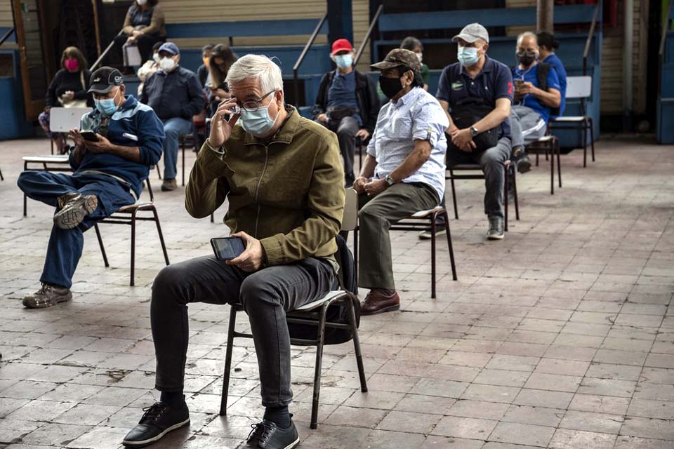 Chile inicia vacinação de professores e passa de 2 milhões de doses aplicadas