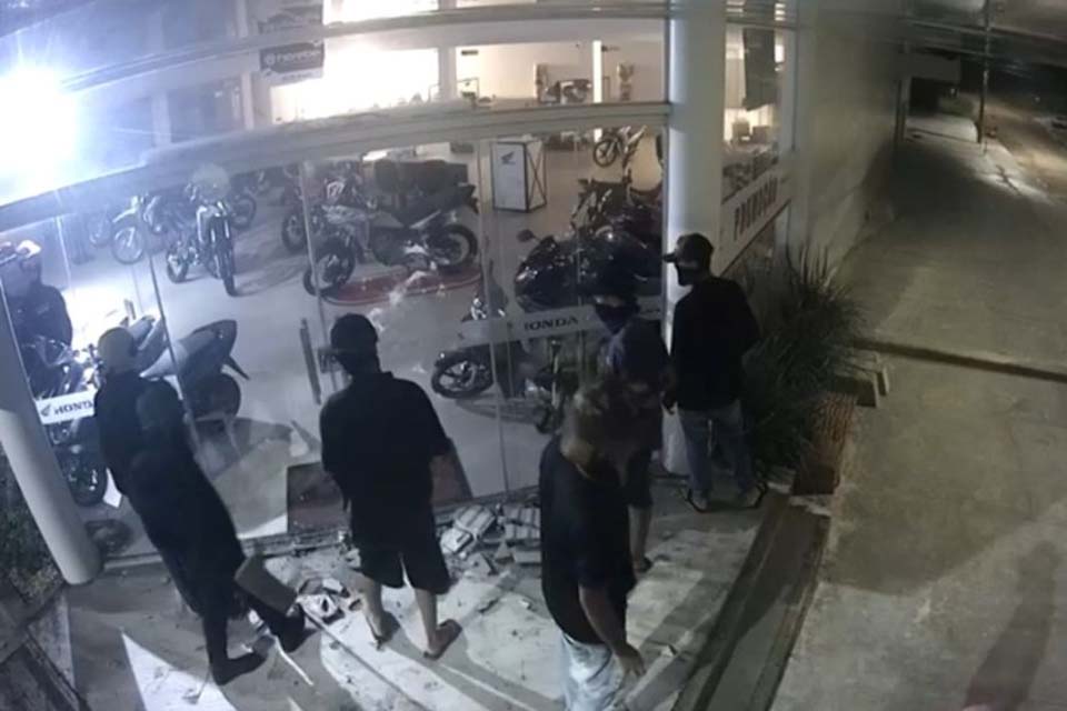 Bandidos encapuzados arrombam Rondo Motos e roubam várias motocicletas