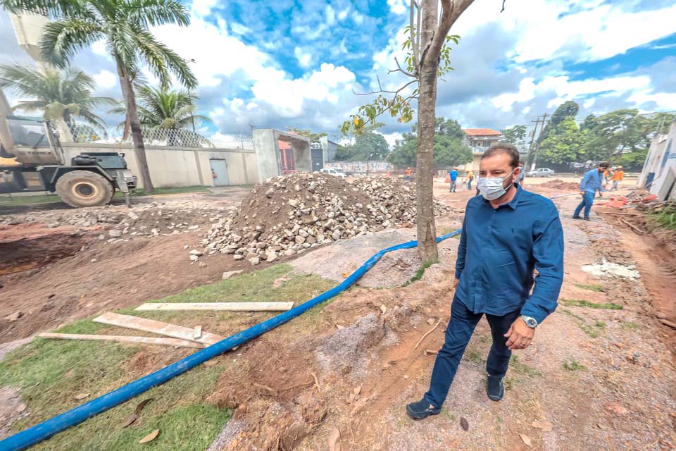 Prefeito Hildon Chaves acompanha execução de obras de galeria subterrânea de esgoto no bairro Lagoa em Porto Velho