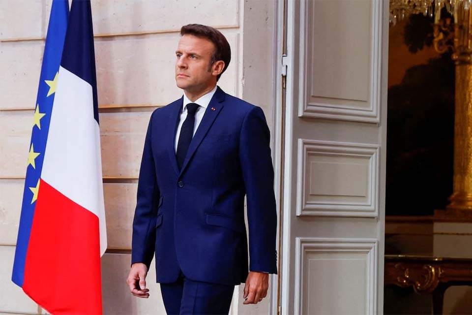 Macron tenta mostrar que não está isolado, mas continua a 'governar sozinho', dizem jornais franceses