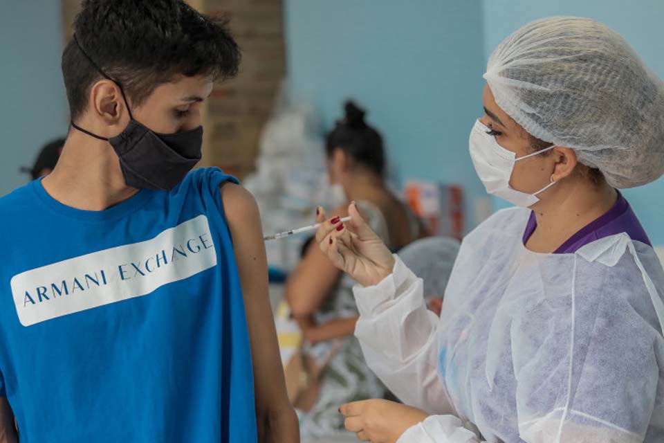 Vacinação contra a covid-19 nas escolas de Porto Velho inicia com 300 doses aplicadas