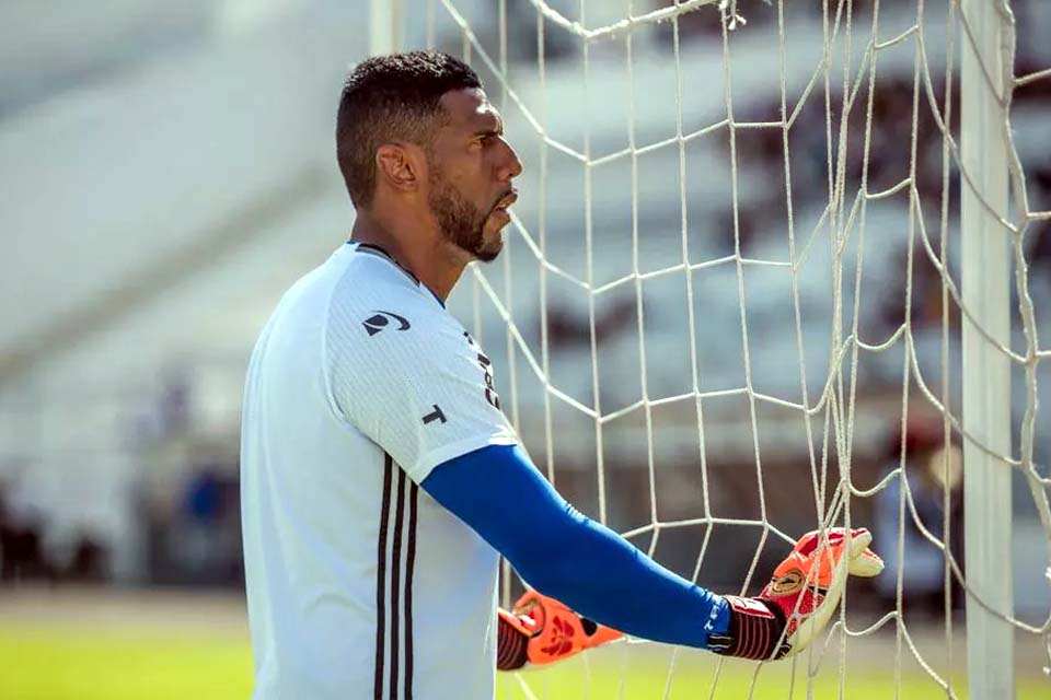 Ex-goleiro Aranha tem alta da UTI e é transferido para quarto de hospital em MG