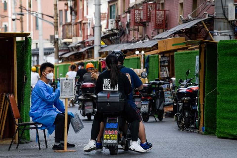 China reduz pela metade duração de quarentena para chegadas do exterior