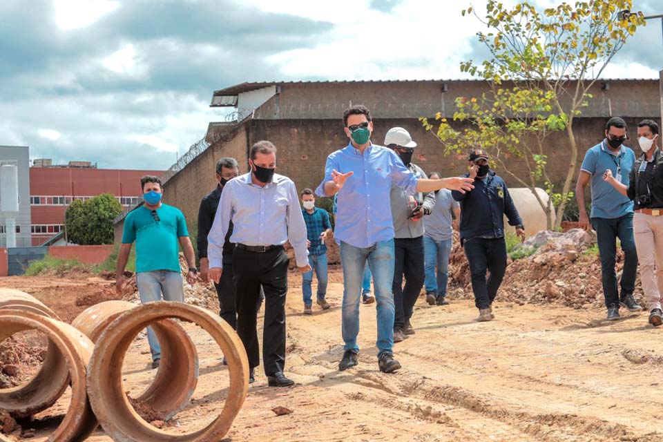 Prefeito Hildon Chaves acompanha obras de drenagem no Lagoa e ouve lideranças do bairro