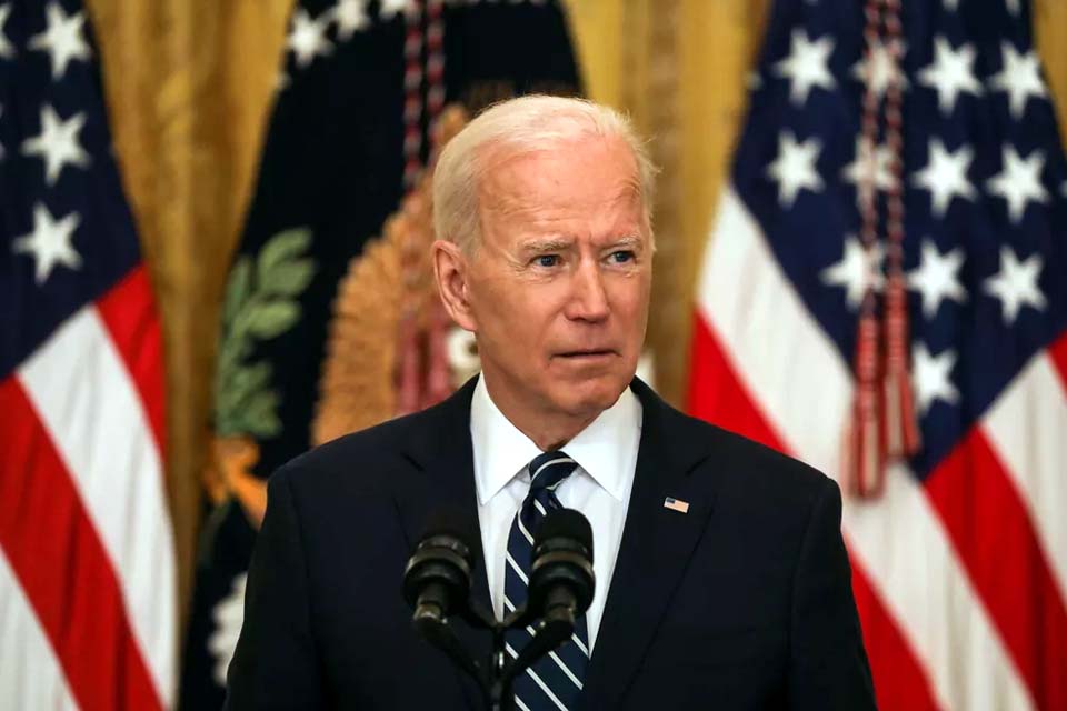 Biden dobra meta e agora planeja aplicar 200 milhões de doses em 100 dias