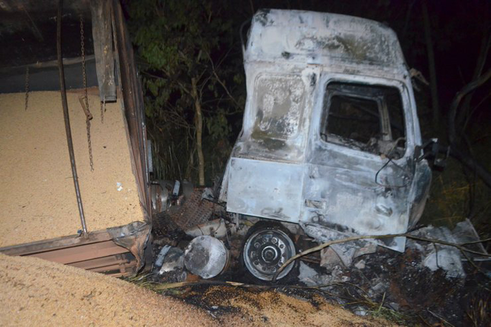 Carreta perde controle na BR 364 sai da pista e pega fogo