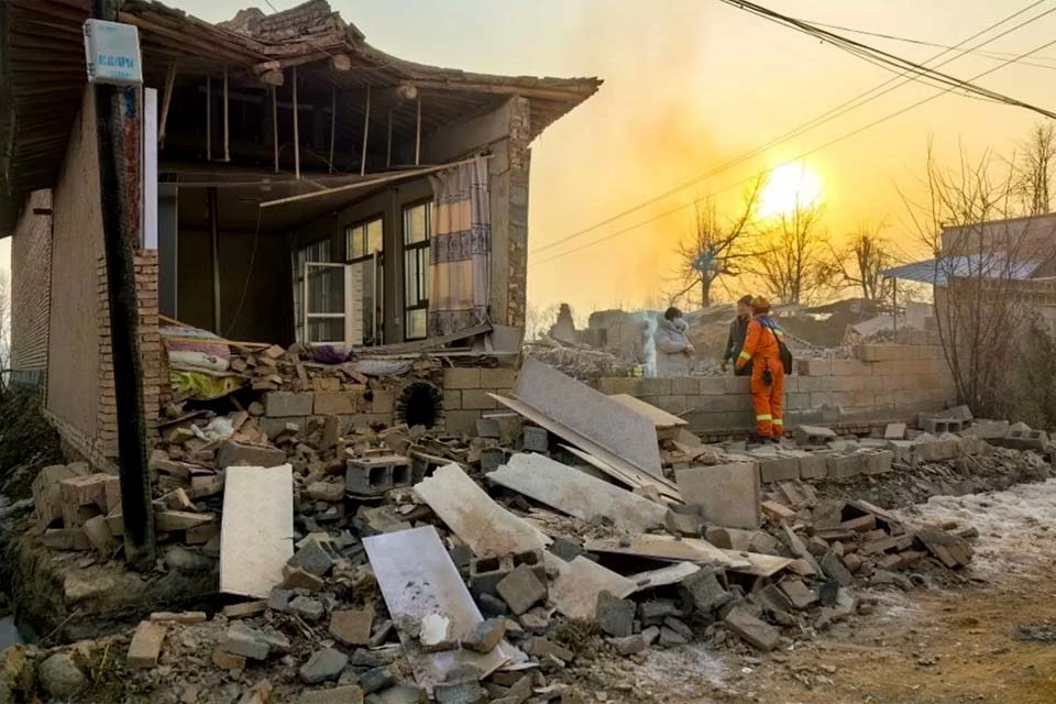 Terremoto de magnitude 6,2 atinge a China e deixa mais de 100 mortos