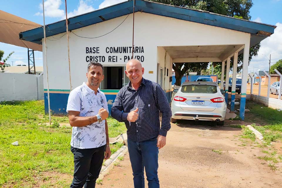 Ezequiel Neiva firma compromisso para a reforma da base comunitária da PM no Cristo Rei, em Vilhena