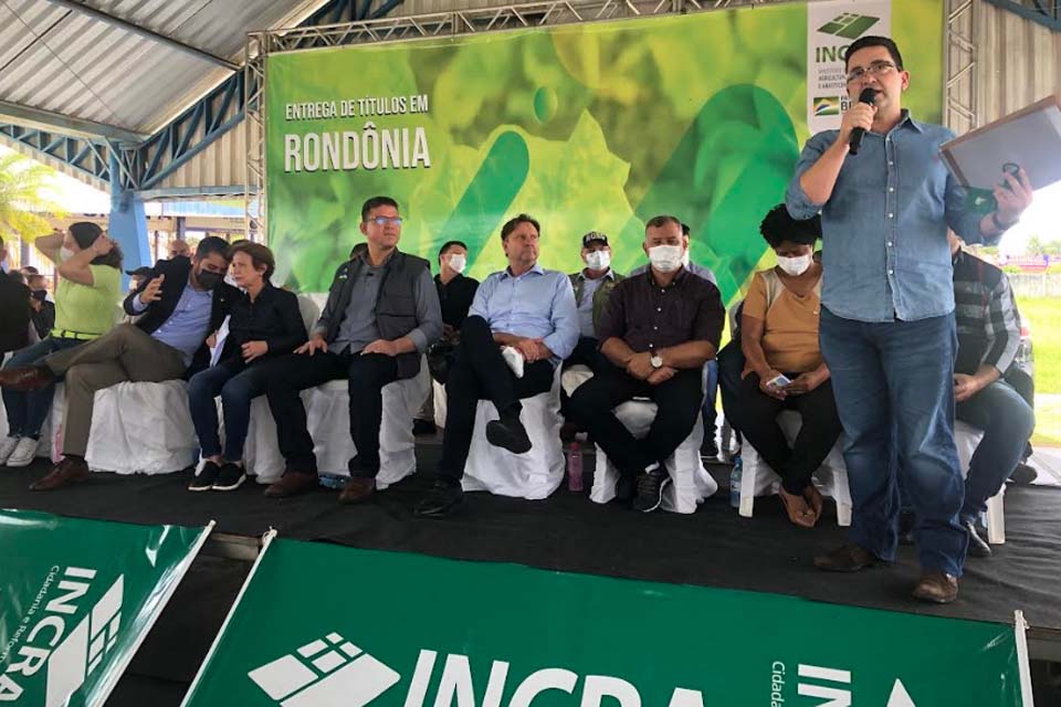 INCRA entrega títulos em Ji-Paraná e firma parceria com o IFRO