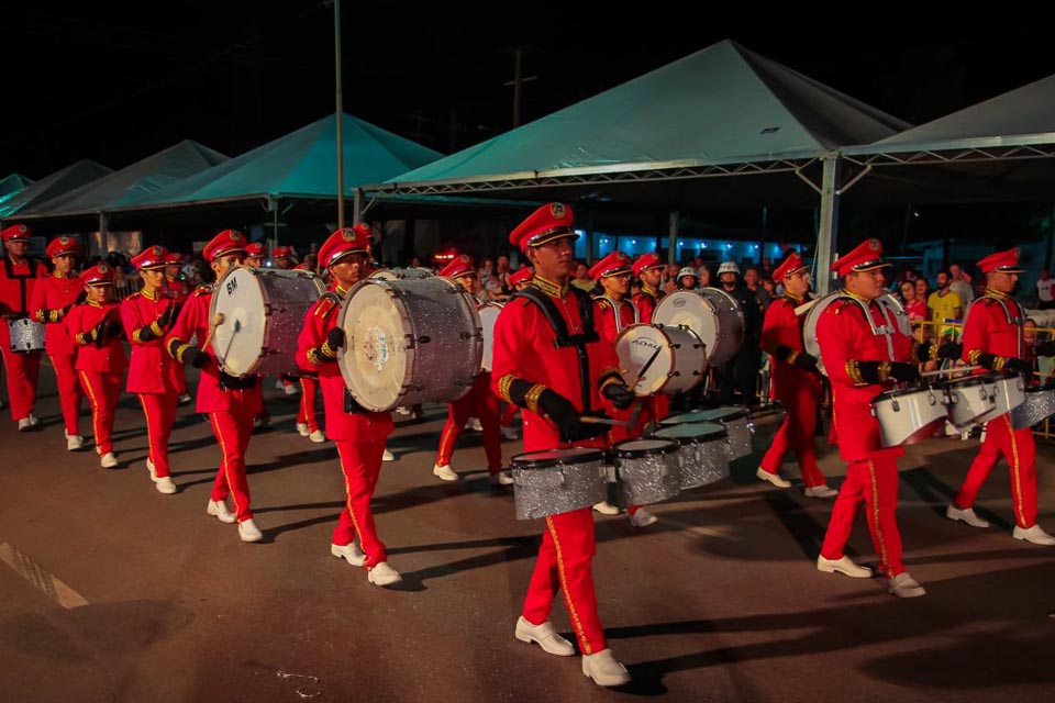 Desfile cívico-militar conta com a participação de 11 escolas estaduais, nesta quinta-feira