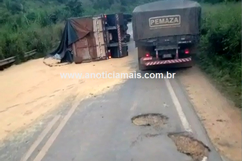 Carreta carregada de soja tomba na BR-364 entre Jaru e Ariquemes