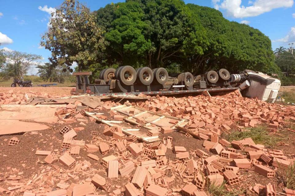 Carreta carregada com tijolos tomba próximo a linha 138