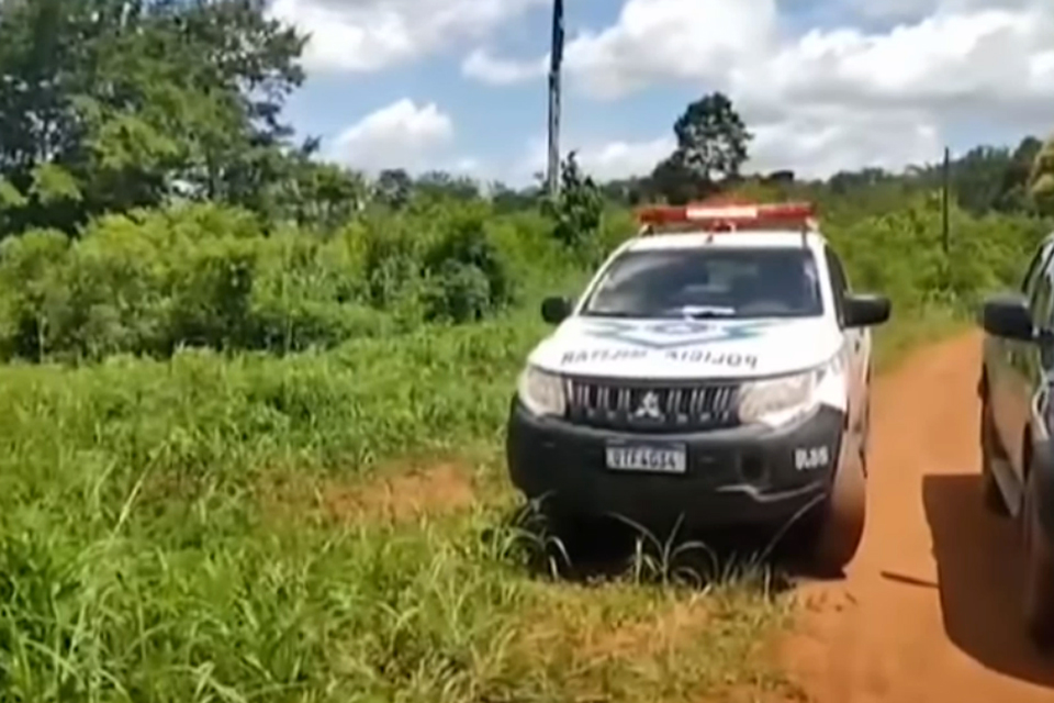 Corpo enrolado em lona é encontrado na RO 257 em Ariquemes