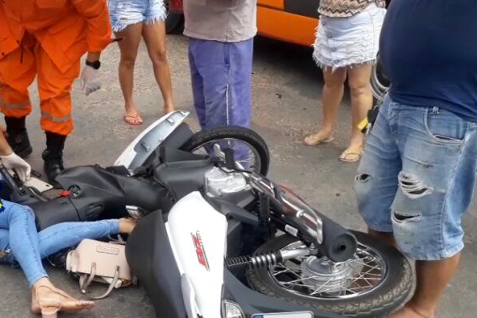 Mulher e criança ficam feridas após moto colidir com caminhão em Jí-Paraná