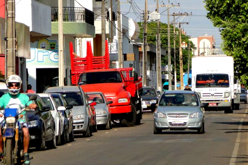 Semtran reforça sinalização que limita tráfego de caminhões no perímetro urbano