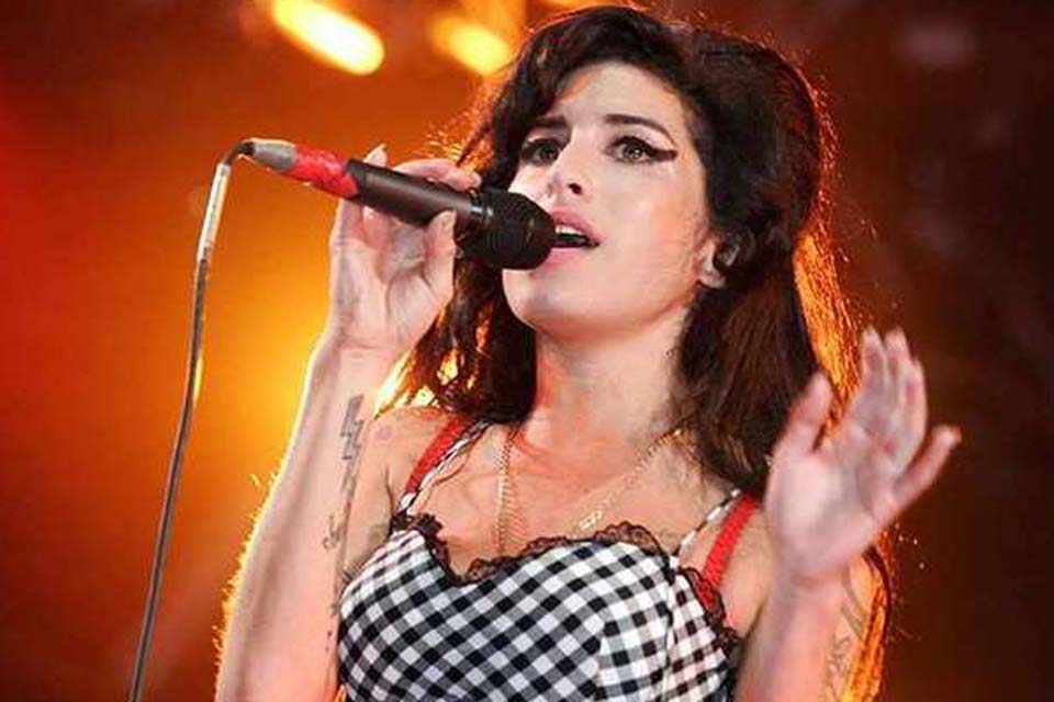 Objetos da cantora Amy Winehouse vão a leilão na Califórnia por R$ 11 milhões