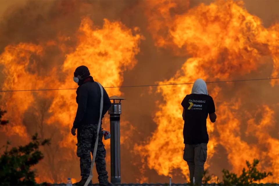 Incêndios e calor extremo já mataram mais de 40 pessoas no Mediterrâneo