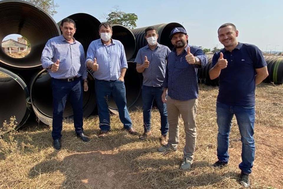 Vereador Eliomar pede a Laerte Gomes recursos para a construção de salas de aula e coberturas de estacionamento e brinquedoteca 