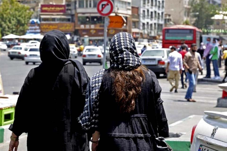 Polícia iraniana lança nova campanha para monitorar uso do véu para as mulheres