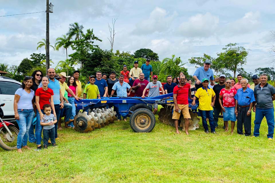 Deputado Pedro Fernandes entrega implementos para agricultores de Ariquemes