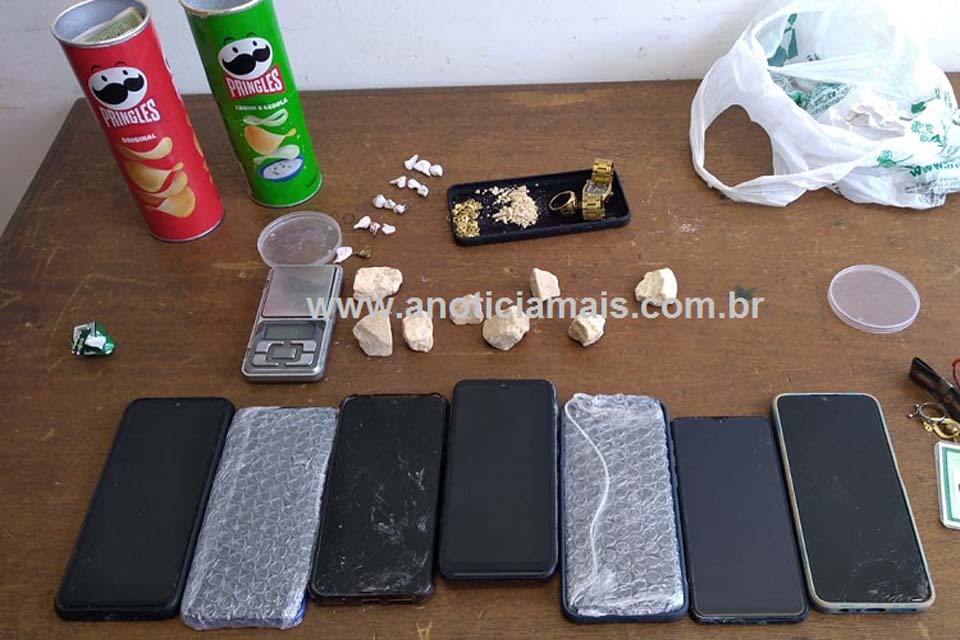 PM prende foragido com moto roudaba e a amásia por tráfico de droga