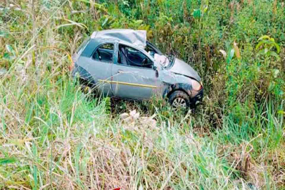 Casal de idosos é socorrido após carro capotar na BR-364 em Porto Velho