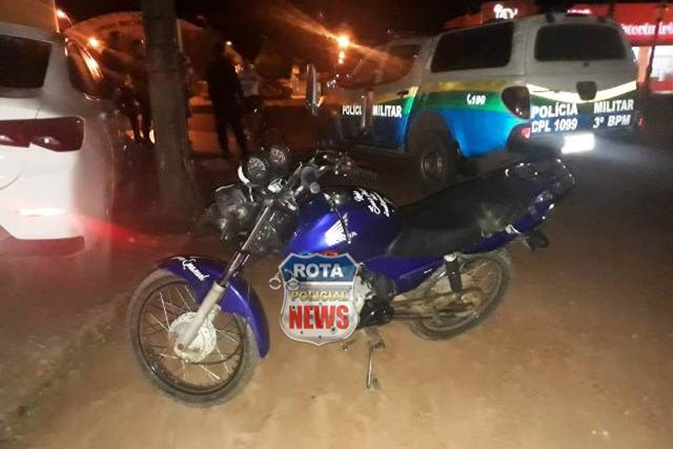 Motociclista foge da polícia por estar com IPVA atrasado e atinge carreta