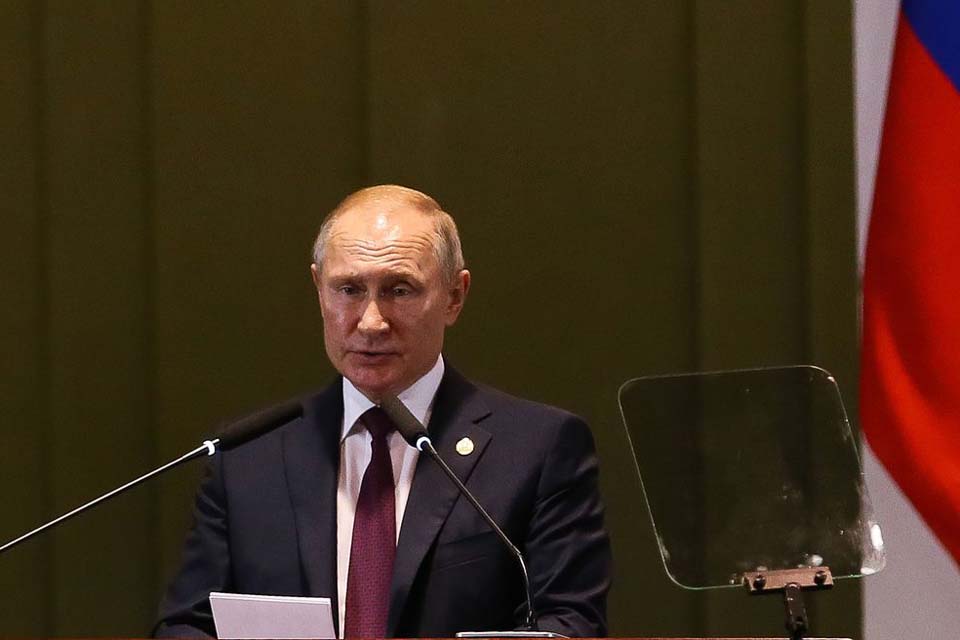 Parlamento russo aprova lei que permite continuidade de Putin