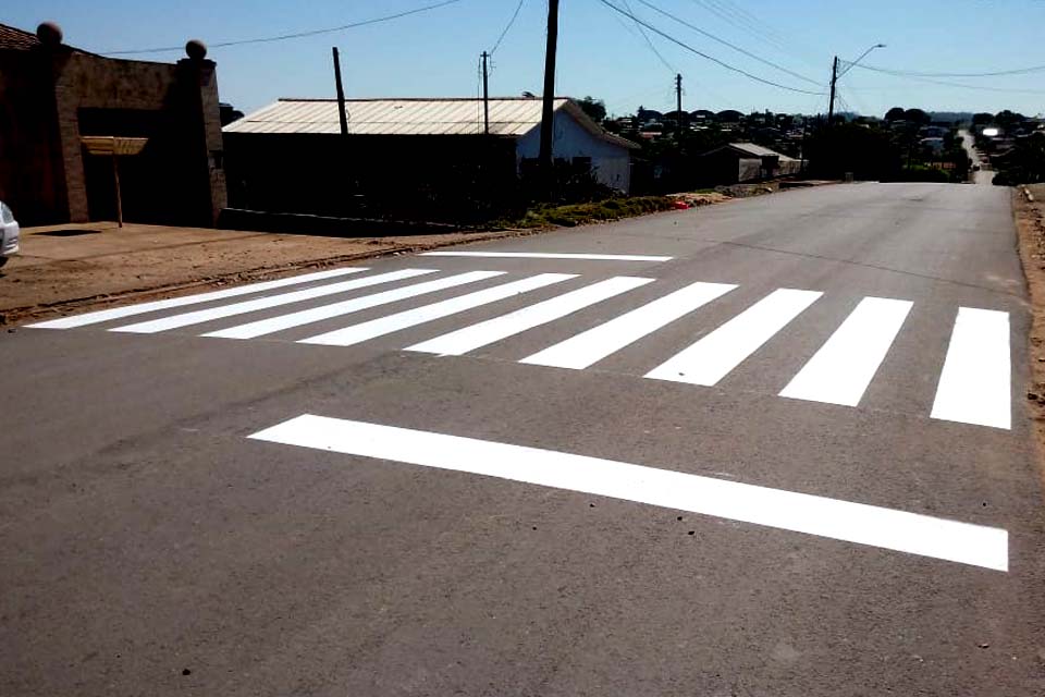 Prefeitura pinta faixa de pedestres próximo a escolas e em outras localidades