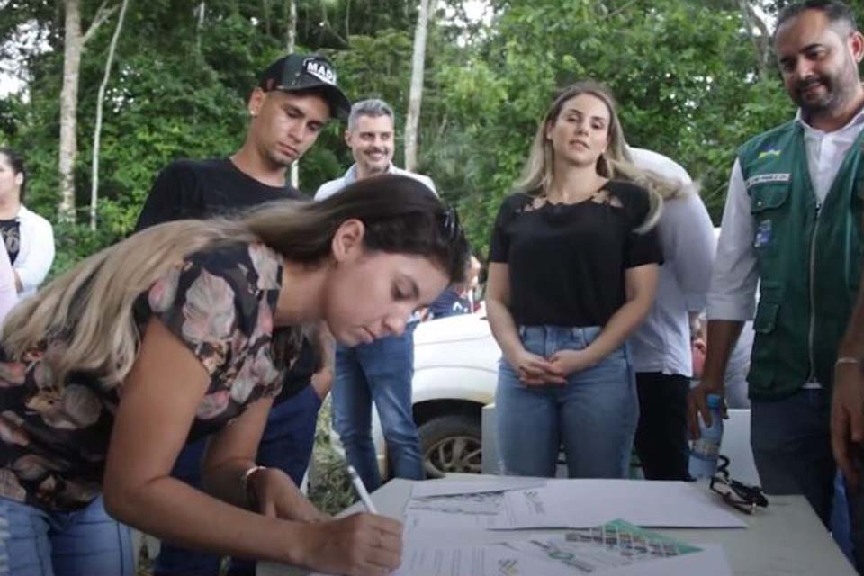 Governo de Rondônia entrega escritura pública para famílias rurais de Ariquemes